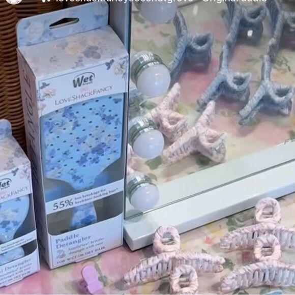 Love Shack Fancy Paddle X Wet Brush
Detangler Hair Brush - Everblooming Rosettes - Picture 3 of 9